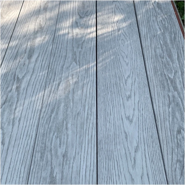 Luxe terras met NewDeck Weathered Grey vlonderplanken