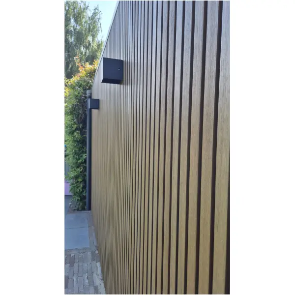 20240827_142818 Composiet Gevelbekleding Rhombus Teak 22,5 x 290cm