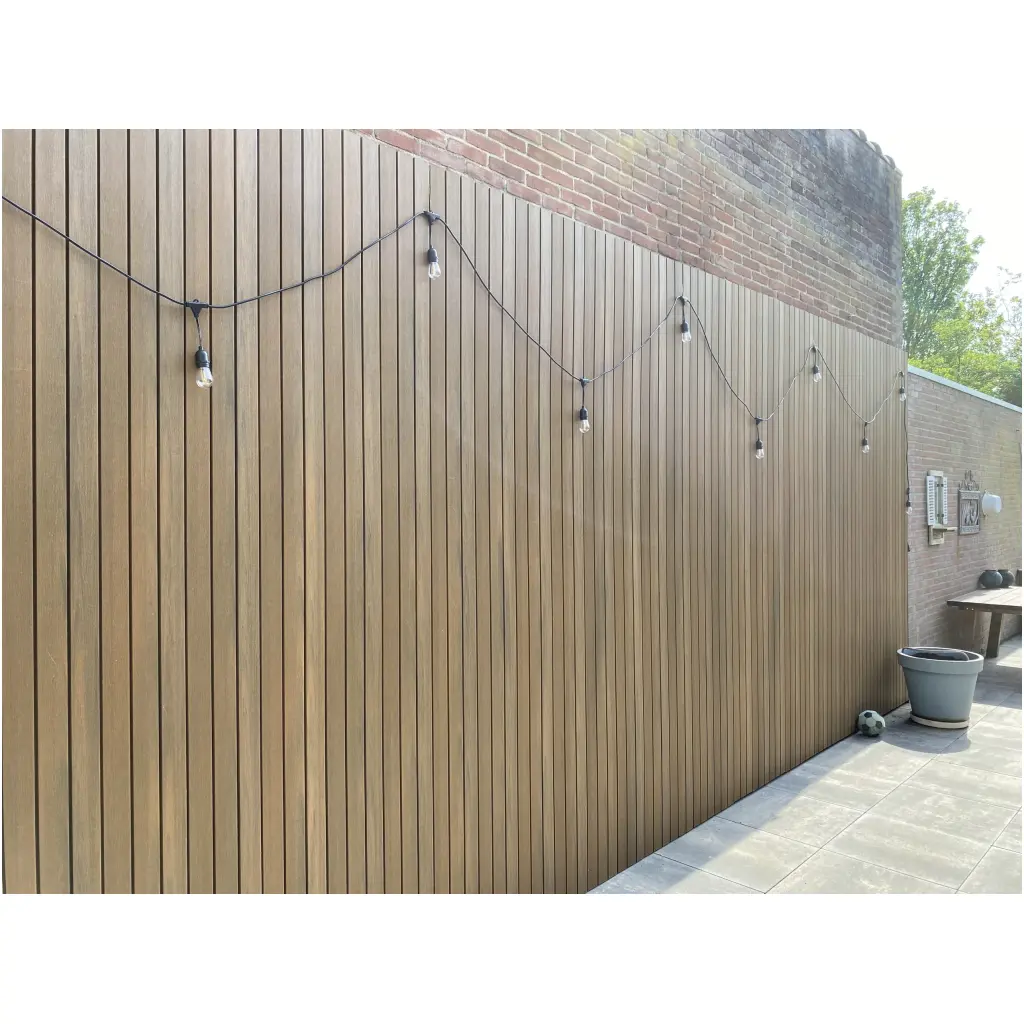 composiet gevelbekleding rhombus brede lat in de kleur teak