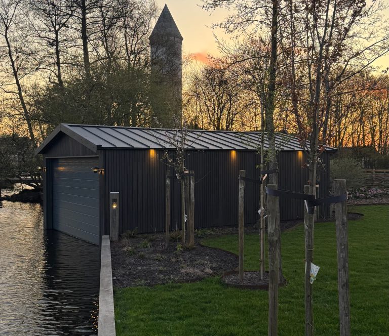 composiet gevelbekleding rhombus zwart van buitenpaneel gemonteerd op een boothuis, chalet, tuinhuis