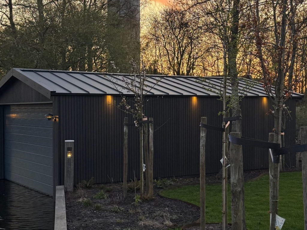 composiet gevelbekleding rhombus zwart van buitenpaneel gemonteerd op een boothuis, chalet, tuinhuis