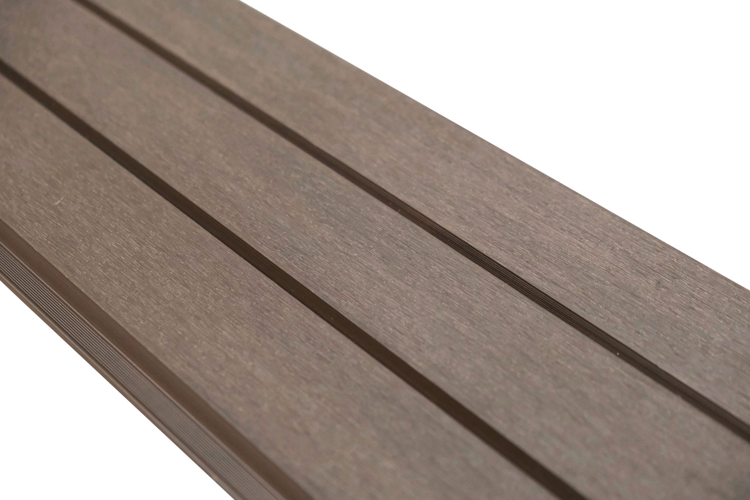 Composiet gevelbekleding breed rhombusprofiel in de kleur walnoot met co-extrusie beschermlaag close-up