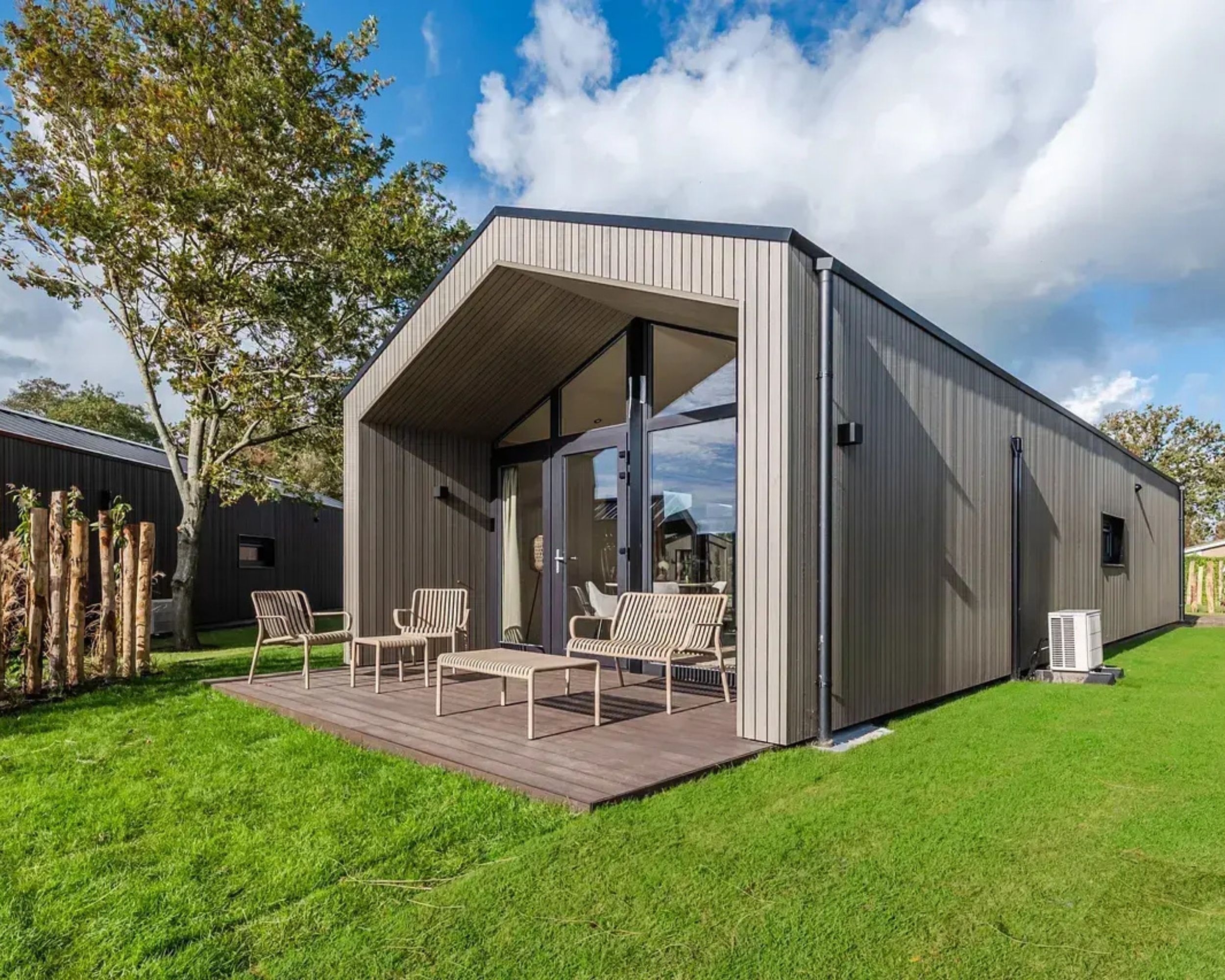 Gevelbekleding voor Chaletbouw en Vakantieparkend 18 Montage van composiet gevelbekleding op een prefab chalet-element