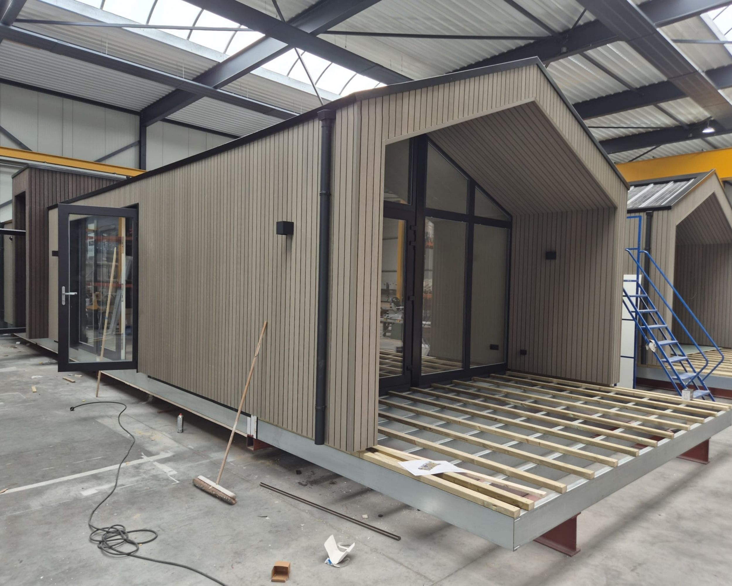 Prefab woningbouw met composiet gevelbekleding in de productiehal