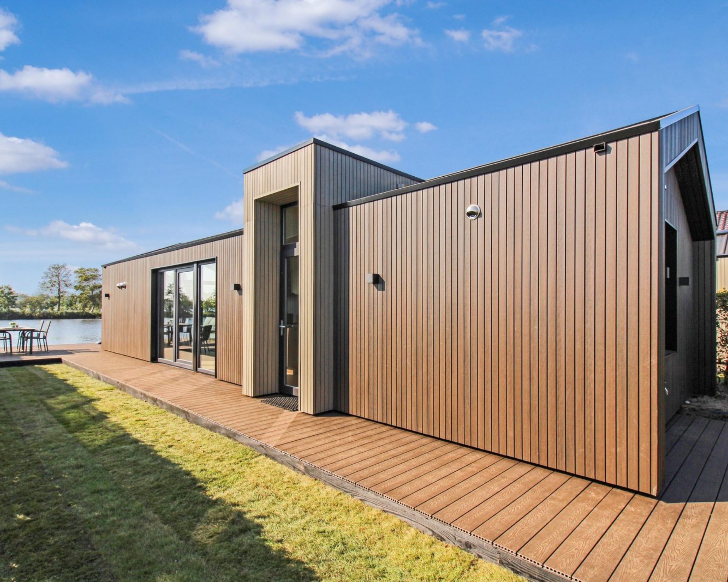 Gevelbekleding voor Chaletbouw en Vakantieparkend 19 Chalet voor en na renovatie met composiet gevelbekleding