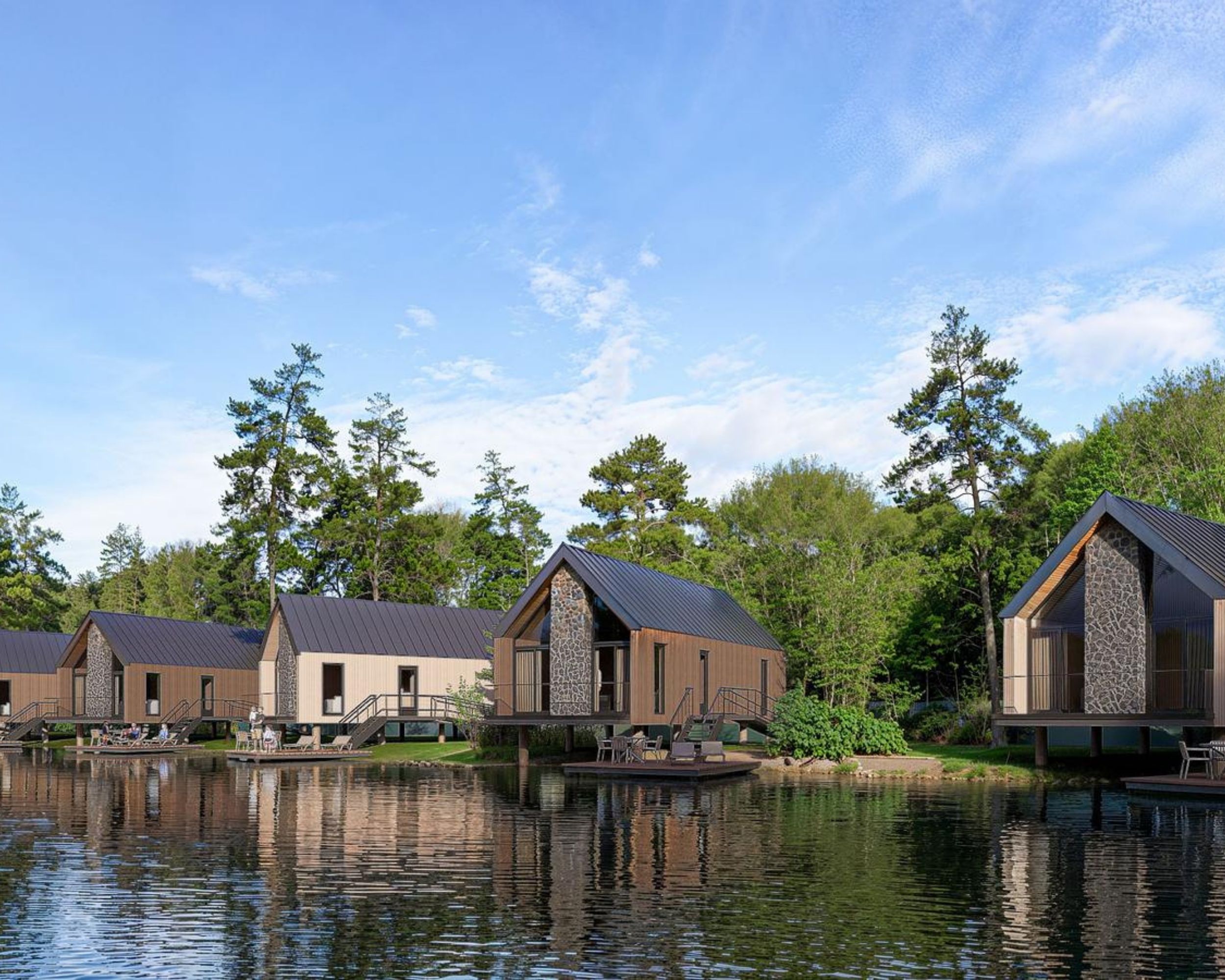 Chalets met composiet gevelbekleding op een vakantiepark