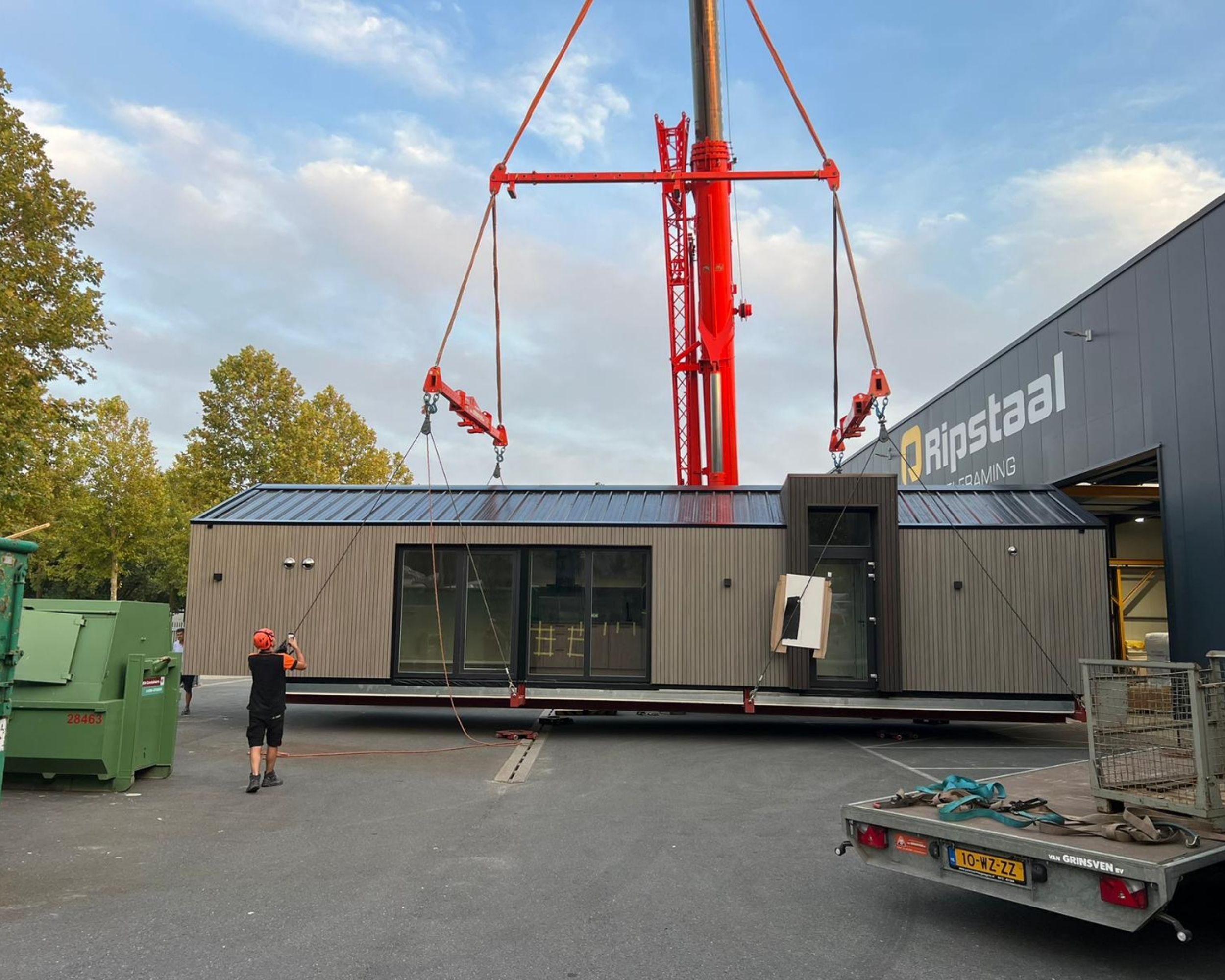 Gevelbekleding voor Chaletbouw en Vakantieparkend 1 Chalet met composiet gevelbekleding van Buitenpaneel op een vakantiepark